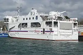 L'Île de Groix de 3⁄4 arrière au quai d'armement du Rohu