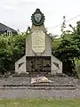 Mémorial de mai 1940, au sud du bourg.