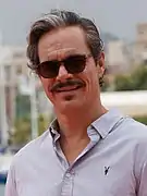 Tony Dalton interprète Lalo Salamanca.