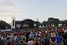 La grande scène Glenmor en 2014 et les festivaliers à Carhaix.