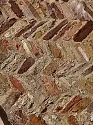 Appareil en arête-de-poisson en grès rouge.