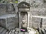 La fontaine de dévotion Notre-Dame-du-Roncier.