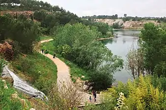 Vue générale du lac du Crès.