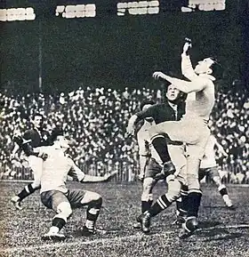 Le gardien suisse repousse devant Cea (à G.).