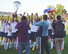 L'équipe de France après la réception de la coupe du tournoi, le 5 juin 2014.