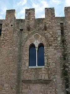Image en couleur d'une fenêtre à double lancette restaurée