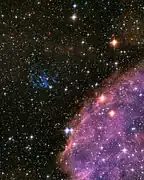 Rémanent de supernova 1E0102.2-7219 (en bleu) et région H II N76 (en violet).