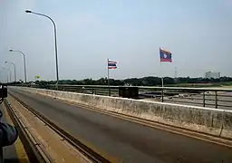 Frontière, route et voie ferrée.