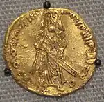 Photographie d'un dinar omeyyade à l'effigie du calife ʿAbd al-Malik