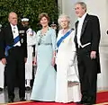 La reine Élisabeth II et le duc d'Édimbourg avec le couple Bush. Le prince Philip et George Bush portent l'habit du soir (gilet blanc)