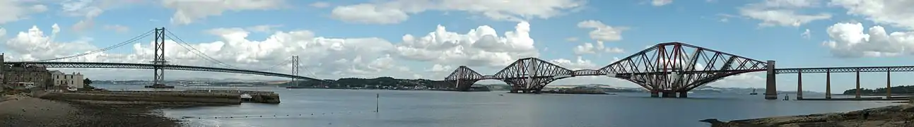 Vue panoramique du pont du Forth et de son homonyme routier.