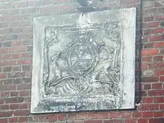 Blason sur la façade d'une maison, rue Victor-Hugo.