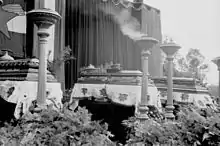photo en noir et blanc : cérémonie d’enterrement, sur une estrade sont posés quatre cercueils ornés de drapeaux ; la foule est dense autour