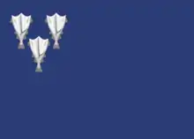 Drapeau de couleur bleu avec en haut à gauche trois coupes en forme de poisson