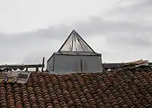 Flamande sur un toit en tuiles romaines dans le nord de la Meuse.