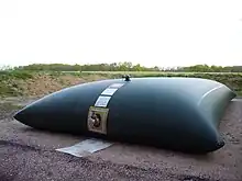 Citerne souple de défense incendie en tissu polyester enduit PVC.