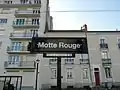 Haut d'un potelet d'un banc simple avec le nom de la station Motte Rouge.