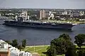 L'USS George H. W. Bush sur la rivière Elizabeth près de Norfolk.