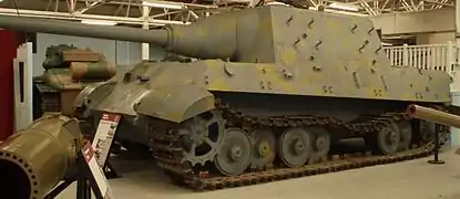 Vue de profil du Jagdtiger no 305004. À noter le 5e roulement manquant.