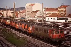Une locomotive série 2550 et trois séries 2500.