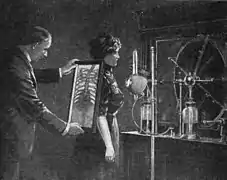 Illustration de radioscopie en 1909 du « Popular Electricity magazine », Popular Electricity Publishing Co., Chicago.