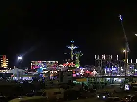 Vue de certains manèges de la foire en 2010, de nuit.