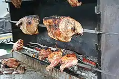 Morceau de gigot et de côte en cours de cuisson.