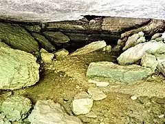 La source sous la roche.