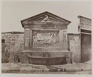 Ancienne fontaine située au coin de la rue de Vaugirard, aujourd'hui remontée dans le jardin du Luxembourg.