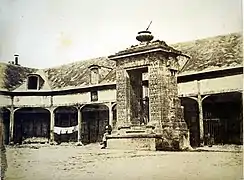 Alors dans la cour des boucheries.