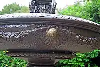 L'une des coquilles Saint-Jacques reliées par des guirlandes sous la grande vasque (Péralta, 2021).