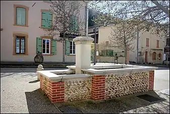Fontaine à parement de galets.