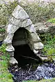 Une fontaine se trouve à l’écart de la chapelle.