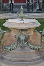 Guirlande et mascaron à tête de lion, détail de la fontaine des arts et métiers (1860), Paris, square Émile-Chautemps.