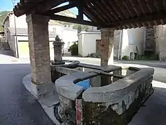 Fontaine-lavoir, avec trois bassins rond, rectangulaire et ovale.