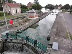 Le canal de Saint-Quentin, écluse de Fontaine-lès-Clercs.