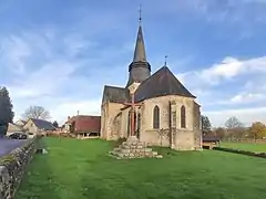 Chevet de l'église, calvaire et ancien cimetière.