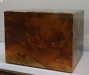 Boîte à nourriture (jubako) à décor de cliquettes, époque d'Edo, XIXe siècle. Bois, laque maki-e d'or, laque aventurine (nashiji), laque rouge, musée Guimet.