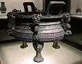 Chaudron ding pour les viandes à décor de bandeaux d'écailles et dragons entrelacés. Musée de Shanghai.