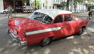 Pour la première fois, un liseré chromé est installé de série et une carrosserie bicolore est en option.