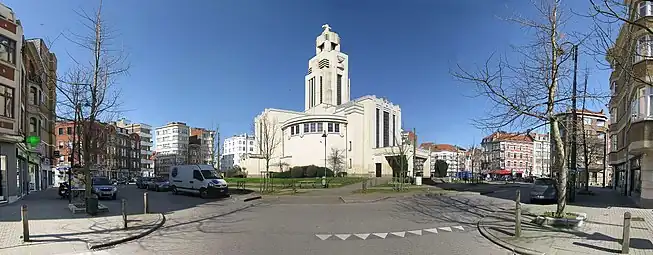 L'église sur la place Altitude cent.