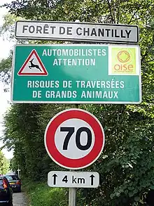Panneau de signalisation routière comportant les mentions : Forêt de Chantilly, Automobilistes, attention, risques de traversées de grands animaux