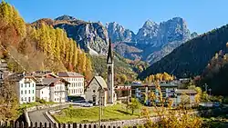 Forno di Zoldo au milieu de la vallée avec le groupe Bosconero en arrière-plan.