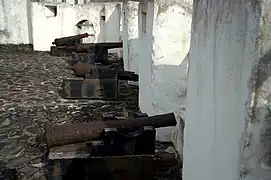 Cour intérieure du fort et ses canons dirigés vers la mer.