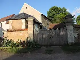 Autre entrée de l'ancien château fortifié, située près d'un pigeonnier.
