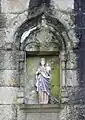 Niche ouvragée contenant la statue de la Vierge à l'Enfant qui protège la Porte.