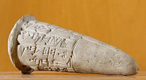 Clou de fondation. Musée des beaux-arts de Lyon. Traduction de l'inscription : « Pour Ningirsu, le héros puissant d'Enlil, son roi, Gudea, l'ensí de Lagash, accomplit ce qui convenait (et) son Eninnu, l'Anzu blanc, il construisit et il le restaura. »