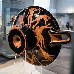 Assemblage des bras d'une statue, sur un tas de sable. En "bas": polissage.