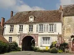 Le prieuré de Montmille, jouxtant l'église.