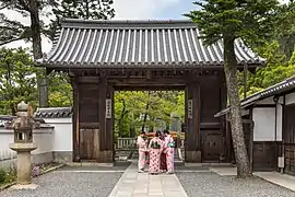Quatre jeunes femmes portant un yukata, devant la porte Nord (Kita So-Mon) du Kiyomizu-dera (Kyoto, juin 2019).